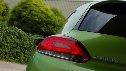 Het zal ons niet verbazen wanneer de Volkswagen Scirocco 2.0 TDI rijder met een grote glimlach achter het stuur zit. Wat moet hij/zij trots zijn deze sportieve rakker van de baas te mogen verkiezen bo