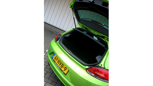 Het zal ons niet verbazen wanneer de Volkswagen Scirocco 2.0 TDI rijder met een grote glimlach achter het stuur zit. Wat moet hij/zij trots zijn deze sportieve rakker van de baas te mogen verkiezen bo