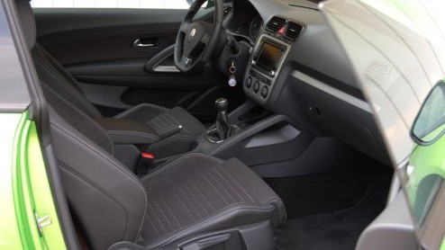 Het zal ons niet verbazen wanneer de Volkswagen Scirocco 2.0 TDI rijder met een grote glimlach achter het stuur zit. Wat moet hij/zij trots zijn deze sportieve rakker van de baas te mogen verkiezen bo