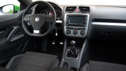 Het zal ons niet verbazen wanneer de Volkswagen Scirocco 2.0 TDI rijder met een grote glimlach achter het stuur zit. Wat moet hij/zij trots zijn deze sportieve rakker van de baas te mogen verkiezen bo