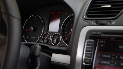 Het zal ons niet verbazen wanneer de Volkswagen Scirocco 2.0 TDI rijder met een grote glimlach achter het stuur zit. Wat moet hij/zij trots zijn deze sportieve rakker van de baas te mogen verkiezen bo