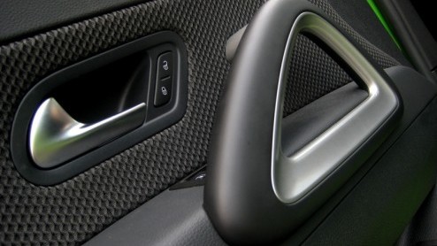Het zal ons niet verbazen wanneer de Volkswagen Scirocco 2.0 TDI rijder met een grote glimlach achter het stuur zit. Wat moet hij/zij trots zijn deze sportieve rakker van de baas te mogen verkiezen bo