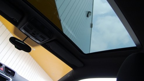 Het zal ons niet verbazen wanneer de Volkswagen Scirocco 2.0 TDI rijder met een grote glimlach achter het stuur zit. Wat moet hij/zij trots zijn deze sportieve rakker van de baas te mogen verkiezen bo