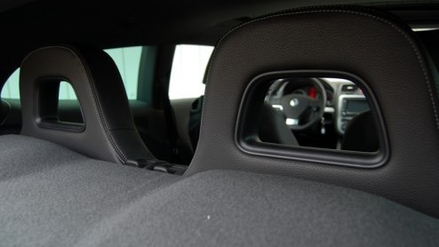 Het zal ons niet verbazen wanneer de Volkswagen Scirocco 2.0 TDI rijder met een grote glimlach achter het stuur zit. Wat moet hij/zij trots zijn deze sportieve rakker van de baas te mogen verkiezen bo