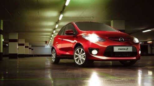 Mazda heeft de prijslijst van de Mazda2 en Mazda3 nog eens bekeken. Per 1 augustus dalen alle versies met 4-7 procent in prijs. Tegelijkertijd doet de Mazda5 Katano zijn intrede, een speciale uitvoeri