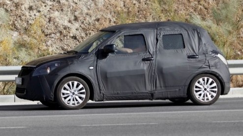 Suzuki heeft bijzonder goed gescoord met hun Swift. Maar, om iedereen tevreden te houden staat er een nieuwe versie op de agenda. Deze debuteert op de Autosalon van Parijs in 2010. Nieuwe beelden van 