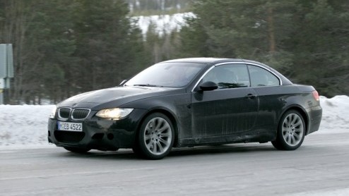 De nieuwe BMW M3 laat niet lang meer op zich wachten. En hij komt er niet alleen als coup, maar ook als sedan en cabriolet (met wegklapbaar stalen dak) zo blijkt uit deze spionagefoto's, die Autovand