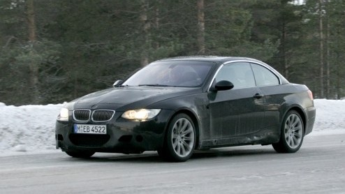 De nieuwe BMW M3 laat niet lang meer op zich wachten. En hij komt er niet alleen als coup, maar ook als sedan en cabriolet (met wegklapbaar stalen dak) zo blijkt uit deze spionagefoto's, die Autovand