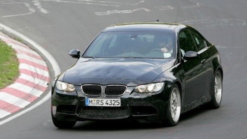 De nieuwe BMW M3 laat niet lang meer op zich wachten. En hij komt er niet alleen als coup, maar ook als sedan en cabriolet (met wegklapbaar stalen dak) zo blijkt uit deze spionagefoto's, die Autovand