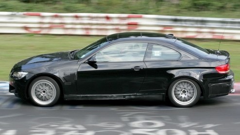 De nieuwe BMW M3 laat niet lang meer op zich wachten. En hij komt er niet alleen als coup, maar ook als sedan en cabriolet (met wegklapbaar stalen dak) zo blijkt uit deze spionagefoto's, die Autovand