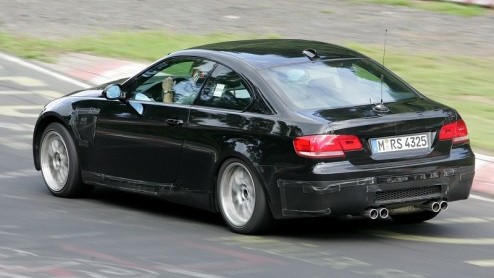 De nieuwe BMW M3 laat niet lang meer op zich wachten. En hij komt er niet alleen als coup, maar ook als sedan en cabriolet (met wegklapbaar stalen dak) zo blijkt uit deze spionagefoto's, die Autovand