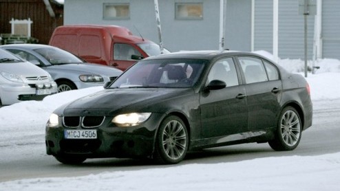 De nieuwe BMW M3 laat niet lang meer op zich wachten. En hij komt er niet alleen als coup, maar ook als sedan en cabriolet (met wegklapbaar stalen dak) zo blijkt uit deze spionagefoto's, die Autovand