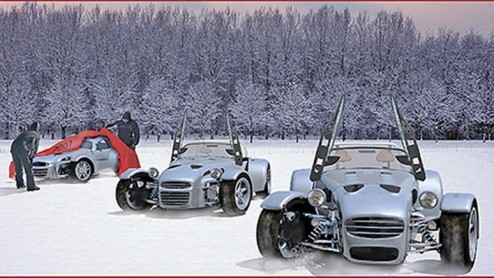 Donkervoort heeft vergevorderde plannen voor een coup. Op de eigen site van Donkervoort staat al een foto waarop de nieuwe coup op de achtergrond half onder een laken staat. En op Autoblog.com troff