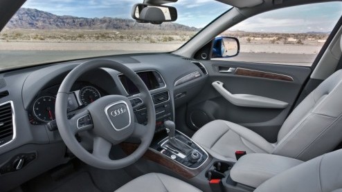 Audi breidt het motorengamma van de Q5 naar onderen uit met een nieuwe 2.0 TFSI en 2.0 TDI. Met respectievelijk 180 pk en 143 pk weliswaar minder vermogend dan de rest van de familie, met C-label en e