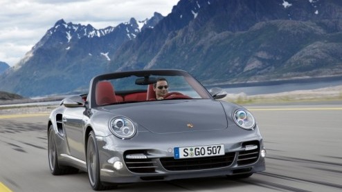 Porsche presenteert hun nieuwe 911-topmodel op de IAA in Frankfurt. Liefhebbers weten precies over welke uitvoering we praten; de 911 Turbo! Dankzij een nieuwe 3.8 litermotor met 500 pk vermogen en mi