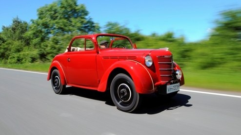 Tijdens de voorbereiding van de introductie van de nieuwe Astra, werden in een oude databank foto's van een onbekende Opel roadster ontdekt. Het blijkt een in 1938 gebouwd prototype van een tweezits c