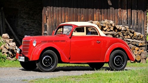 Tijdens de voorbereiding van de introductie van de nieuwe Astra, werden in een oude databank foto's van een onbekende Opel roadster ontdekt. Het blijkt een in 1938 gebouwd prototype van een tweezits c