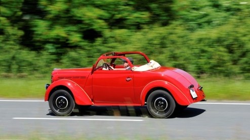 Tijdens de voorbereiding van de introductie van de nieuwe Astra, werden in een oude databank foto's van een onbekende Opel roadster ontdekt. Het blijkt een in 1938 gebouwd prototype van een tweezits c
