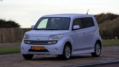 Nog maar een paar jaar geleden ging Daihatsu in ons land door een diep dal en nu heerst er een hoerastemming en verschijnen er aan de lopende band nieuwe modellen. Doodgewone autos zitten daar zelden