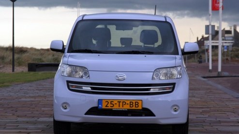 Nog maar een paar jaar geleden ging Daihatsu in ons land door een diep dal en nu heerst er een hoerastemming en verschijnen er aan de lopende band nieuwe modellen. Doodgewone autos zitten daar zelden