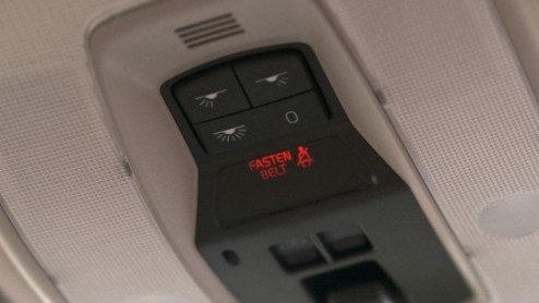 Les 1 bij elke rijles: riemen vast, want veiligheid voor alles. Inmiddels is de veiligheidsgordel vanzelfsprekend, maar vandaag is het exact 50 jaar geleden dat de eerste driepunts-versie zijn intrede