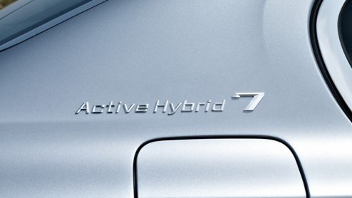 Lexus en Mercedes-Benz, eat your heart out! BMW lanceert een hybride-offensief waar je u tegen zegt: de X6 ActiveHybrid en 7-serie ActiveHybrid. Beide zijn met respectievelijk 485 pk en 465 pk een van
