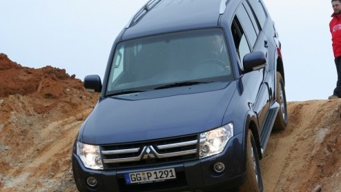 Mitsubishi laat de SUV-mode een beetje aan zich voorbij gaan. Want de nieuwe Pajero is een terreinauto van de oude stempel gebleven.