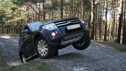 Mitsubishi laat de SUV-mode een beetje aan zich voorbij gaan. Want de nieuwe Pajero is een terreinauto van de oude stempel gebleven.
