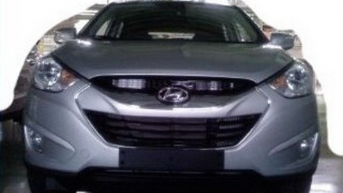 Stukje bij beetje ontrafelt het geheim dat Hyundai iX35 heet. Deze aanstaande opvolger van de Tuscon is al diverse keren in camouflagepak gesignaleerd, maar nu druppelen de eerste gelekte, maar onthul