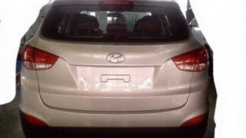 Stukje bij beetje ontrafelt het geheim dat Hyundai iX35 heet. Deze aanstaande opvolger van de Tuscon is al diverse keren in camouflagepak gesignaleerd, maar nu druppelen de eerste gelekte, maar onthul