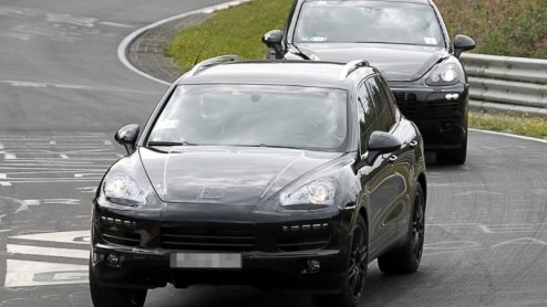 De nieuwe Porsche Cayenne is een veelgeziene gast van de spionagefotograaf. Nu de tijd voor introductie begint te dringen verliest de Zuffenhauser steeds meer van zijn verhullende pak. Of moeten we ze