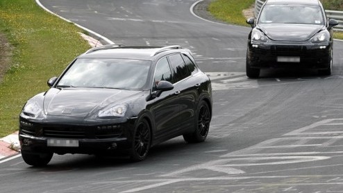 De nieuwe Porsche Cayenne is een veelgeziene gast van de spionagefotograaf. Nu de tijd voor introductie begint te dringen verliest de Zuffenhauser steeds meer van zijn verhullende pak. Of moeten we ze