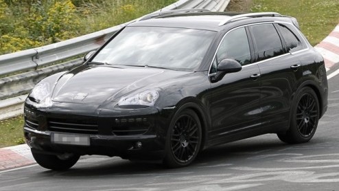 De nieuwe Porsche Cayenne is een veelgeziene gast van de spionagefotograaf. Nu de tijd voor introductie begint te dringen verliest de Zuffenhauser steeds meer van zijn verhullende pak. Of moeten we ze