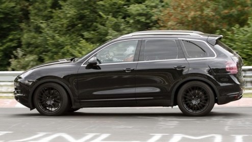 De nieuwe Porsche Cayenne is een veelgeziene gast van de spionagefotograaf. Nu de tijd voor introductie begint te dringen verliest de Zuffenhauser steeds meer van zijn verhullende pak. Of moeten we ze