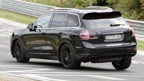 De nieuwe Porsche Cayenne is een veelgeziene gast van de spionagefotograaf. Nu de tijd voor introductie begint te dringen verliest de Zuffenhauser steeds meer van zijn verhullende pak. Of moeten we ze