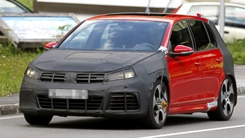 Dat de nieuwe Volkswagen Golf GTI uit zijn schulp is gekropen, betekent niet dat het nog sportiever kan. In Wolfsburg wordt namelijk druk gewerkt aan een opvolger van de Golf R32, die nu onder de naam