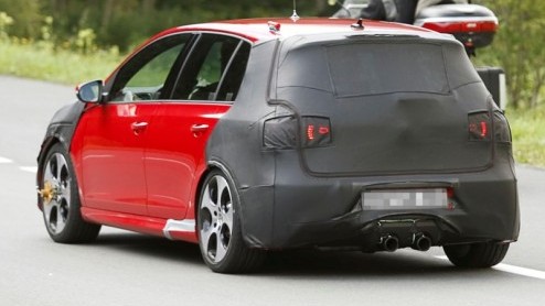 Dat de nieuwe Volkswagen Golf GTI uit zijn schulp is gekropen, betekent niet dat het nog sportiever kan. In Wolfsburg wordt namelijk druk gewerkt aan een opvolger van de Golf R32, die nu onder de naam