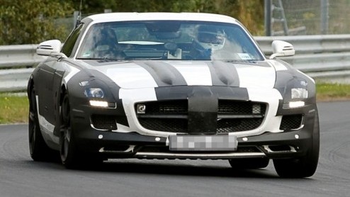 Het interieur is totaal geen geheim meer, maar hoe de carrosserie is geworden blijft nog een klein raadsel. Feit is wel dat de langverwachte Mercedes-Benz SLS nog dit jaar zal worden onthuld, en diver