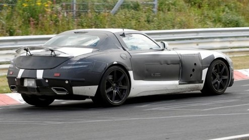 Het interieur is totaal geen geheim meer, maar hoe de carrosserie is geworden blijft nog een klein raadsel. Feit is wel dat de langverwachte Mercedes-Benz SLS nog dit jaar zal worden onthuld, en diver