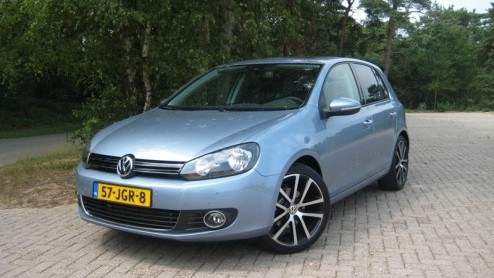 Is gas nou alleen om op te koken, of niet? Terwijl autofabrikanten liever geen vingers willen branden aan LPG, heeft Volkswagen hoop en is de populaire Golf er nu ook als BiFuel. Als schoon en voord