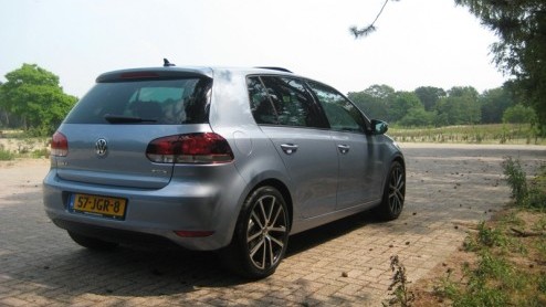 Is gas nou alleen om op te koken, of niet? Terwijl autofabrikanten liever geen vingers willen branden aan LPG, heeft Volkswagen hoop en is de populaire Golf er nu ook als BiFuel. Als schoon en voord
