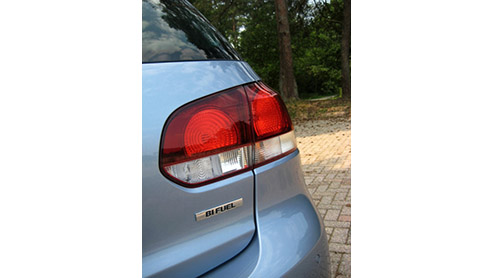 Is gas nou alleen om op te koken, of niet? Terwijl autofabrikanten liever geen vingers willen branden aan LPG, heeft Volkswagen hoop en is de populaire Golf er nu ook als BiFuel. Als schoon en voord