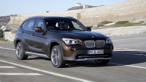 BMW is er uit. De nieuwe X1  die vanaf 24 oktober bij de dealers staat - is bereikbaar vanaf 34.950 euro. Het leveringsprogramma start met drie viercilinder diesels en een zescilinder benzine. In d