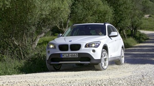 BMW is er uit. De nieuwe X1  die vanaf 24 oktober bij de dealers staat - is bereikbaar vanaf 34.950 euro. Het leveringsprogramma start met drie viercilinder diesels en een zescilinder benzine. In d