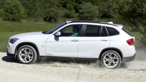BMW is er uit. De nieuwe X1  die vanaf 24 oktober bij de dealers staat - is bereikbaar vanaf 34.950 euro. Het leveringsprogramma start met drie viercilinder diesels en een zescilinder benzine. In d