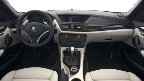 BMW is er uit. De nieuwe X1  die vanaf 24 oktober bij de dealers staat - is bereikbaar vanaf 34.950 euro. Het leveringsprogramma start met drie viercilinder diesels en een zescilinder benzine. In d