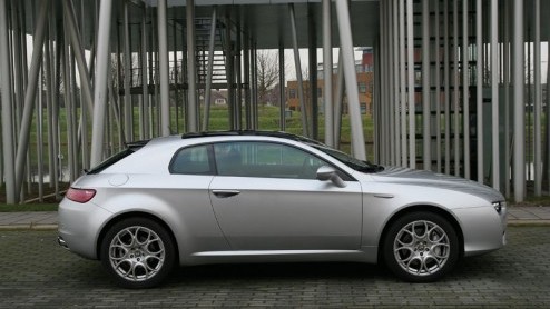 Met het verdwijnen van de 75 heeft Alfa Romeo in de jaren negentig van de vorige eeuw ook afscheid genomen van achterwielaandrijving. En daar treuren nog steeds veel liefhebbers om, onder wie onderget