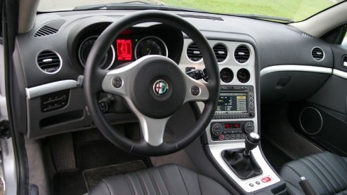 Met het verdwijnen van de 75 heeft Alfa Romeo in de jaren negentig van de vorige eeuw ook afscheid genomen van achterwielaandrijving. En daar treuren nog steeds veel liefhebbers om, onder wie onderget