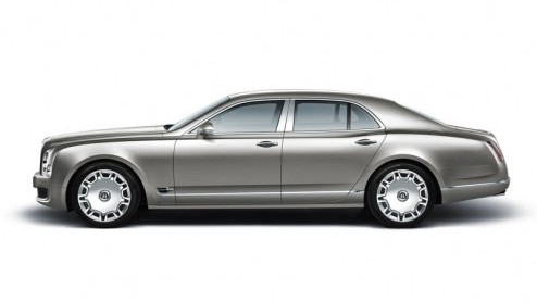 Dat bij Bentley modeluitbreiding in het verschiet ligt, staat vast. Deze door het merk zelf aangeduide 'Grand Bentley' dook na een teaser zelfs al op via een gelekte fabrieksfoto. Vandaag hebben we de