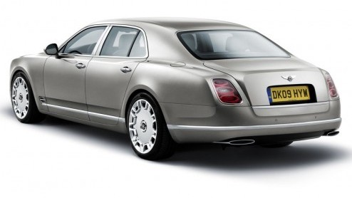 Dat bij Bentley modeluitbreiding in het verschiet ligt, staat vast. Deze door het merk zelf aangeduide 'Grand Bentley' dook na een teaser zelfs al op via een gelekte fabrieksfoto. Vandaag hebben we de